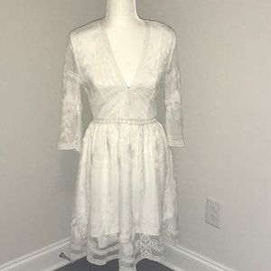 👑👠👠FFC DRESS 👗  NWT.  Beautiful white dress.